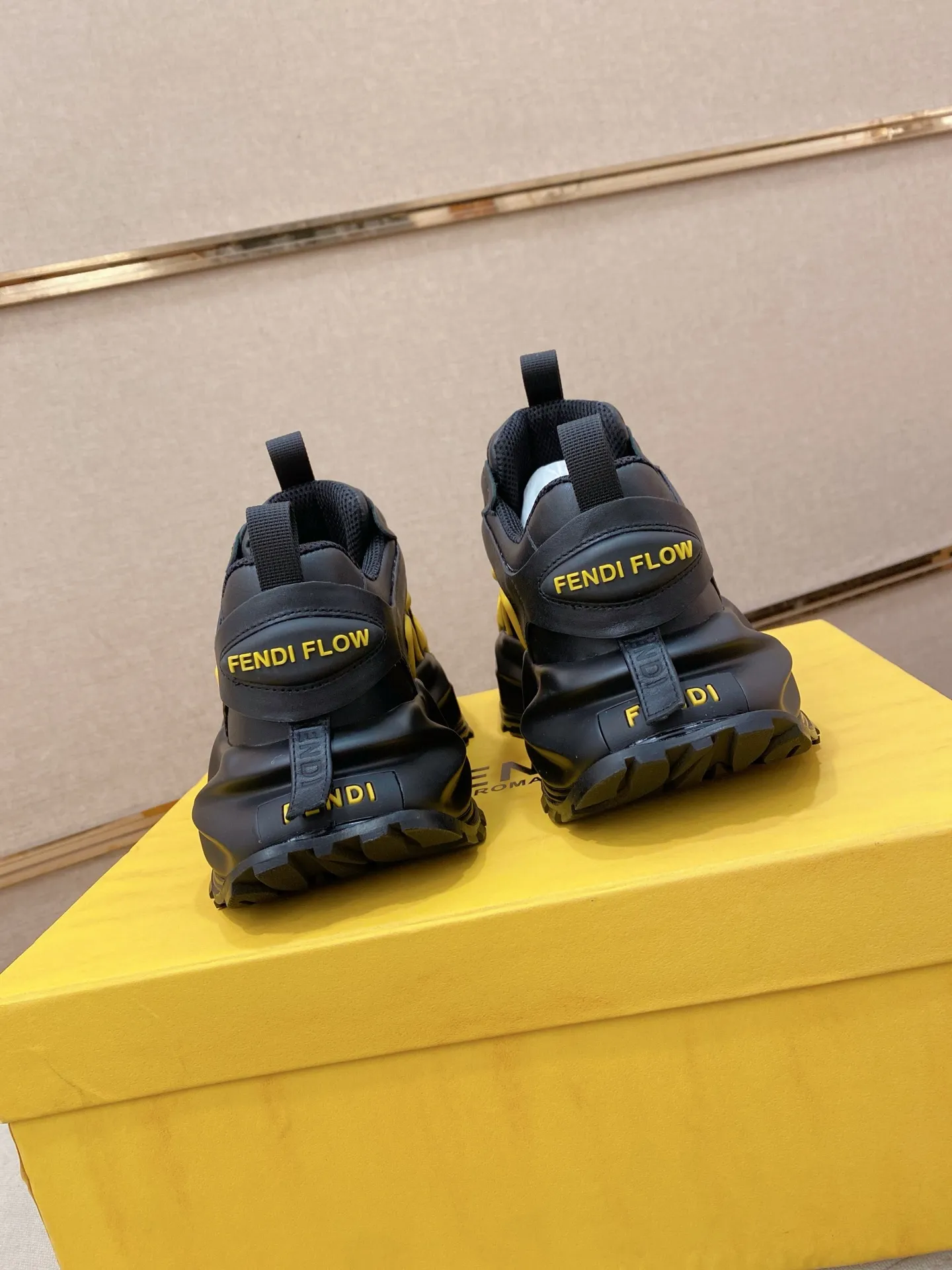 Factory price 580💰 FENDI new model (Fendi) official website 1:1 copy 👊🏻Upper 🇮🇹Imported cowhide🇩🇪Inside imported breathable mesh lining. The original outsole is molded to reflect the identity of every man, and the upper foot is elegant and stable🚶🏻🚶🏻The high-end custom counter original replica📯The shoe last remains unchanged regardless of wind and rain, and can withstand the verification of time🔍️,🔵 Size: 39-45. Can be customized 38-46 non-refundable and non-exchangeable!